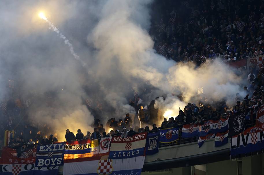 I tifosi croati lanciano petardi in campo. Ap